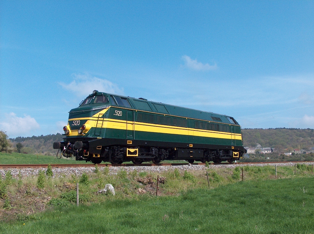 Locomotive diesel 5120 - Treignes - 28-04-2006 a.JPG